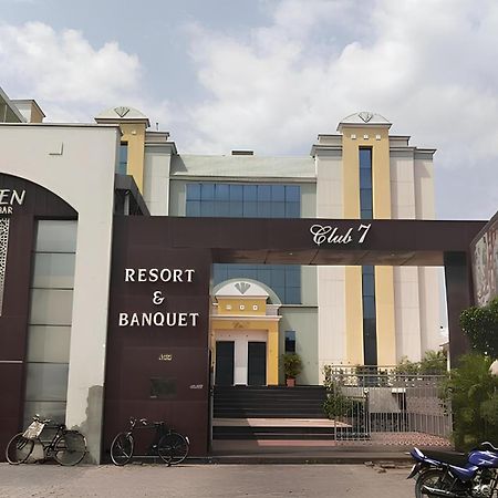 Club 7 Resort And Banquets Барейли Екстериор снимка
