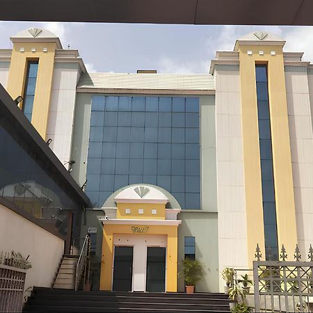Club 7 Resort And Banquets Барейли Екстериор снимка