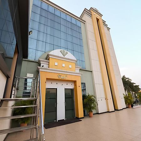 Club 7 Resort And Banquets Барейли Екстериор снимка