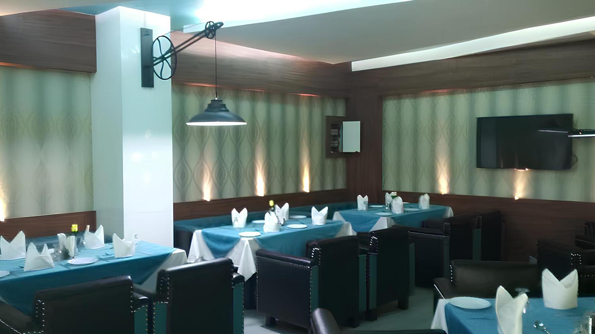 Club 7 Resort And Banquets Барейли Екстериор снимка