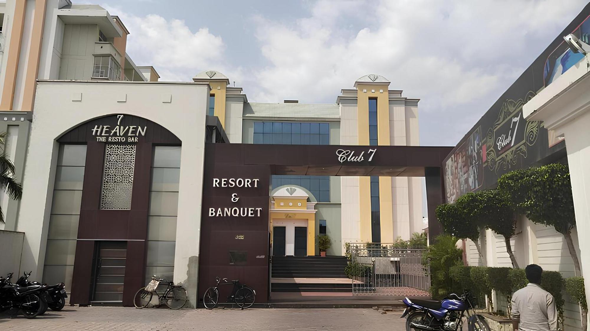 Club 7 Resort And Banquets Барейли Екстериор снимка