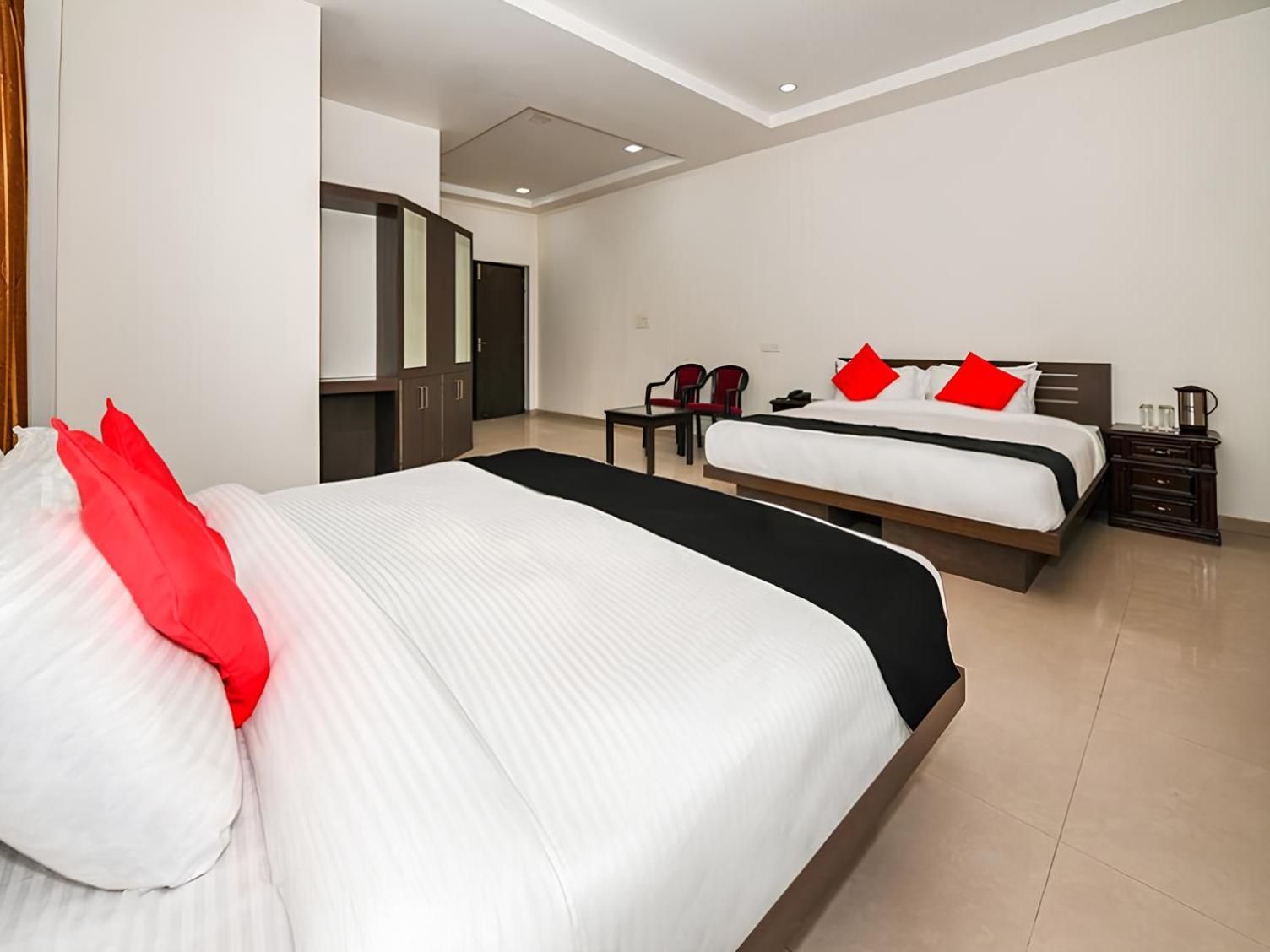 Club 7 Resort And Banquets Барейли Екстериор снимка
