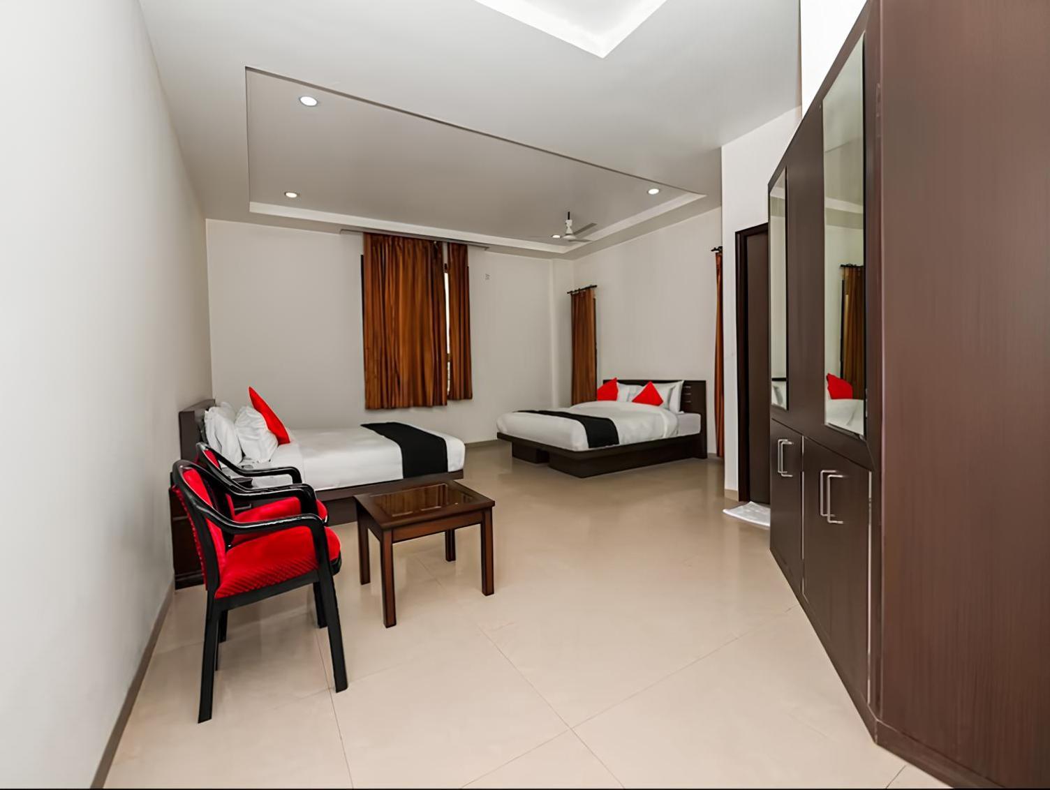 Club 7 Resort And Banquets Барейли Екстериор снимка