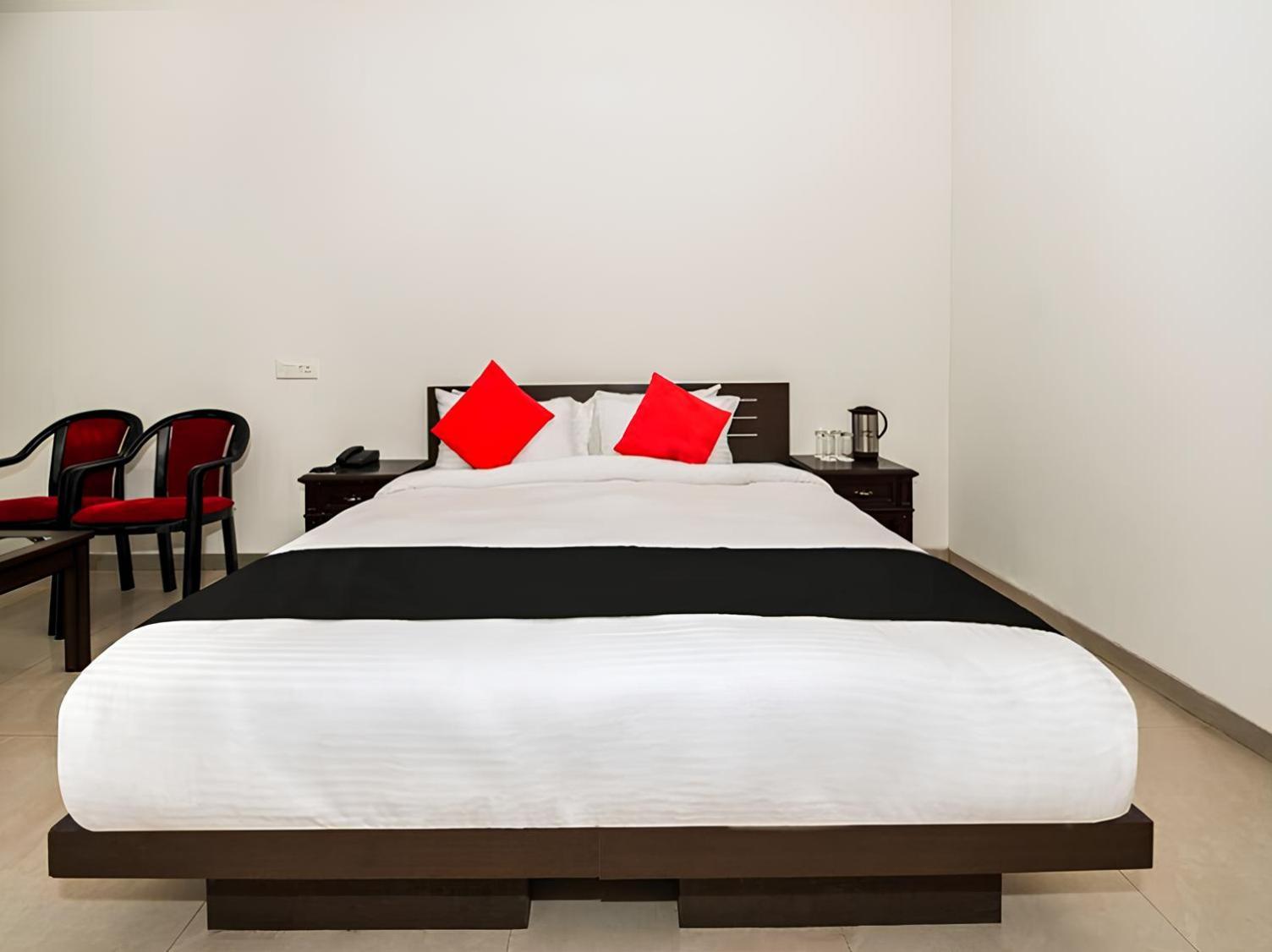 Club 7 Resort And Banquets Барейли Екстериор снимка