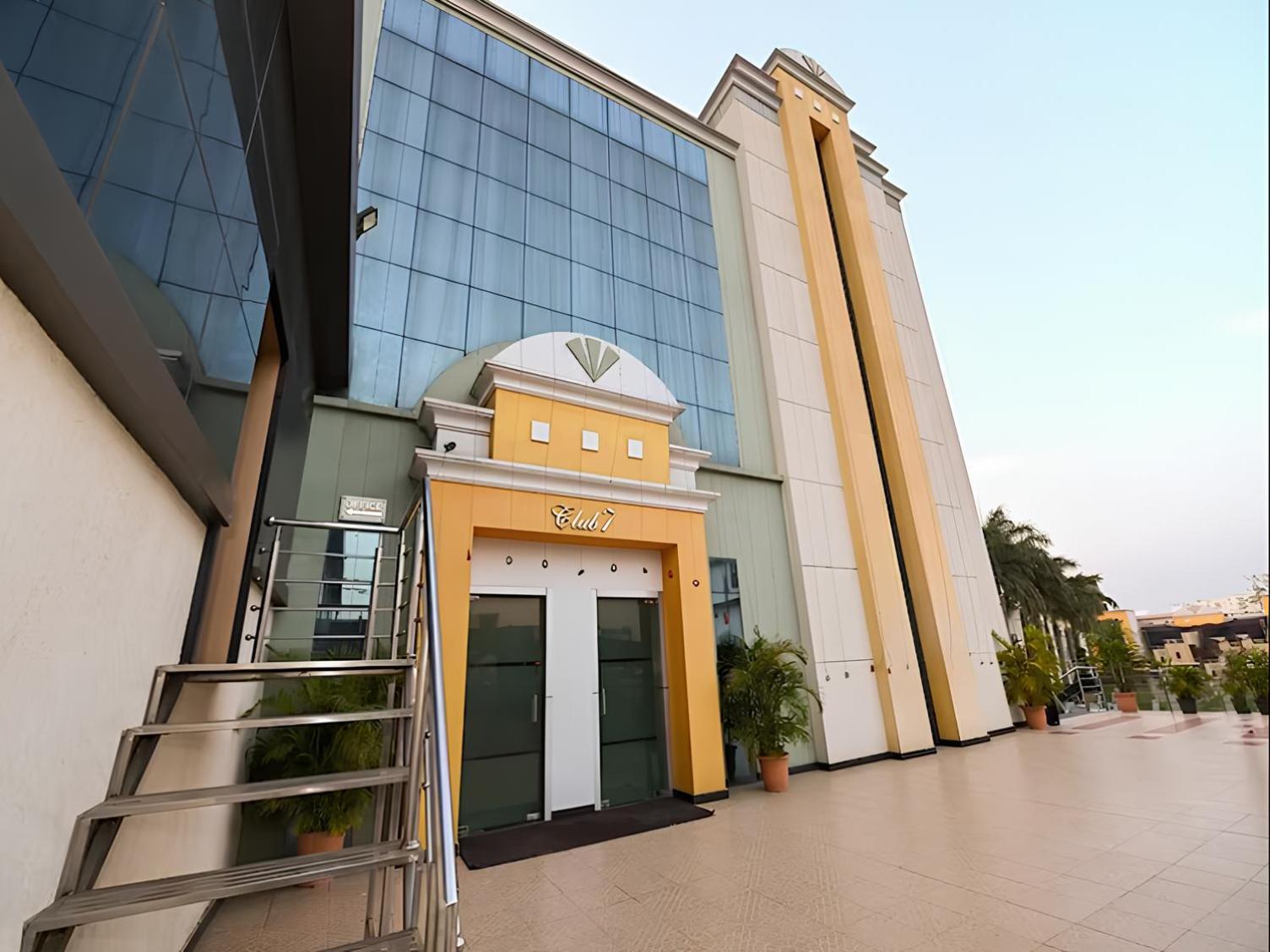Club 7 Resort And Banquets Барейли Екстериор снимка