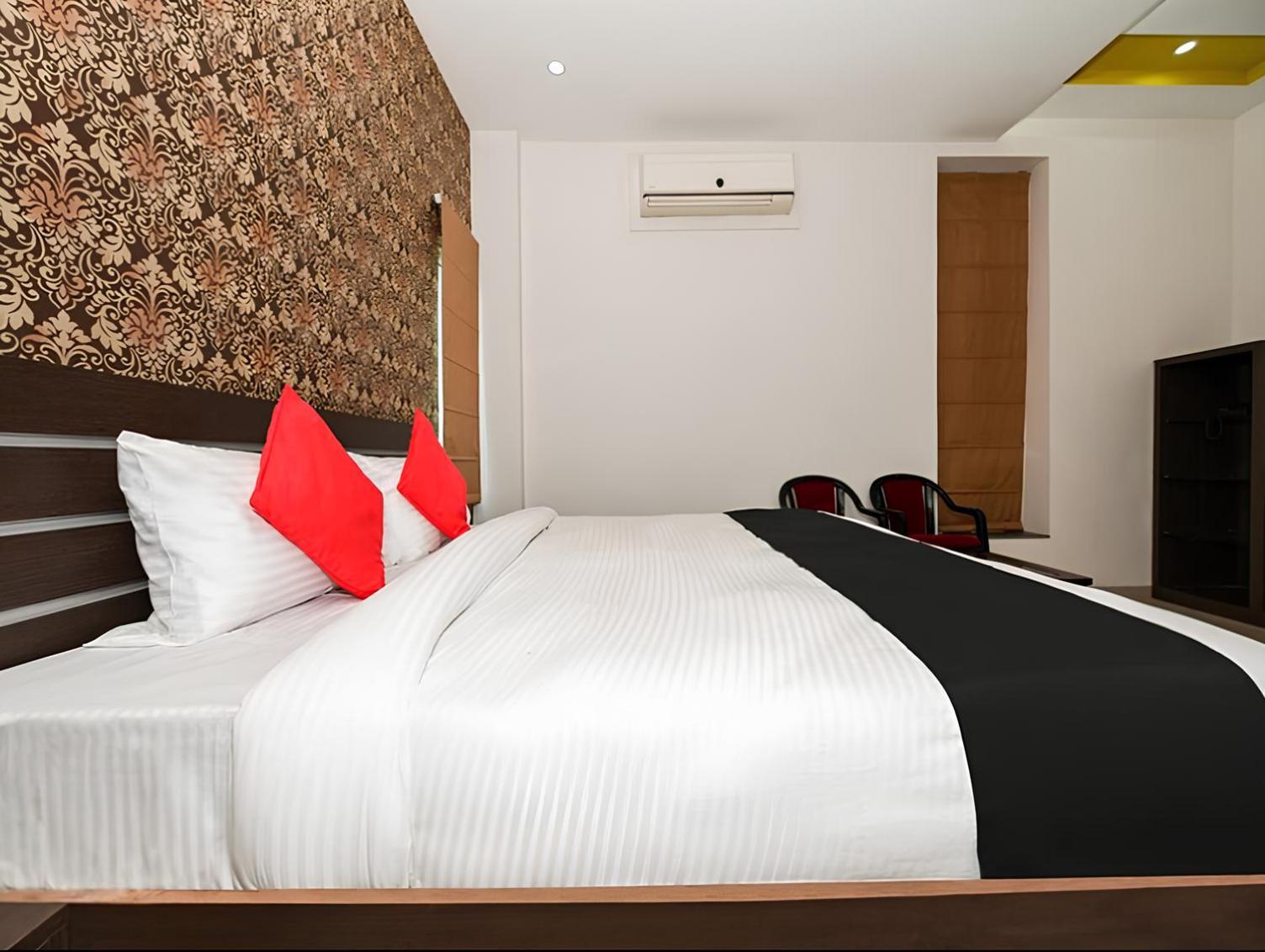 Club 7 Resort And Banquets Барейли Екстериор снимка