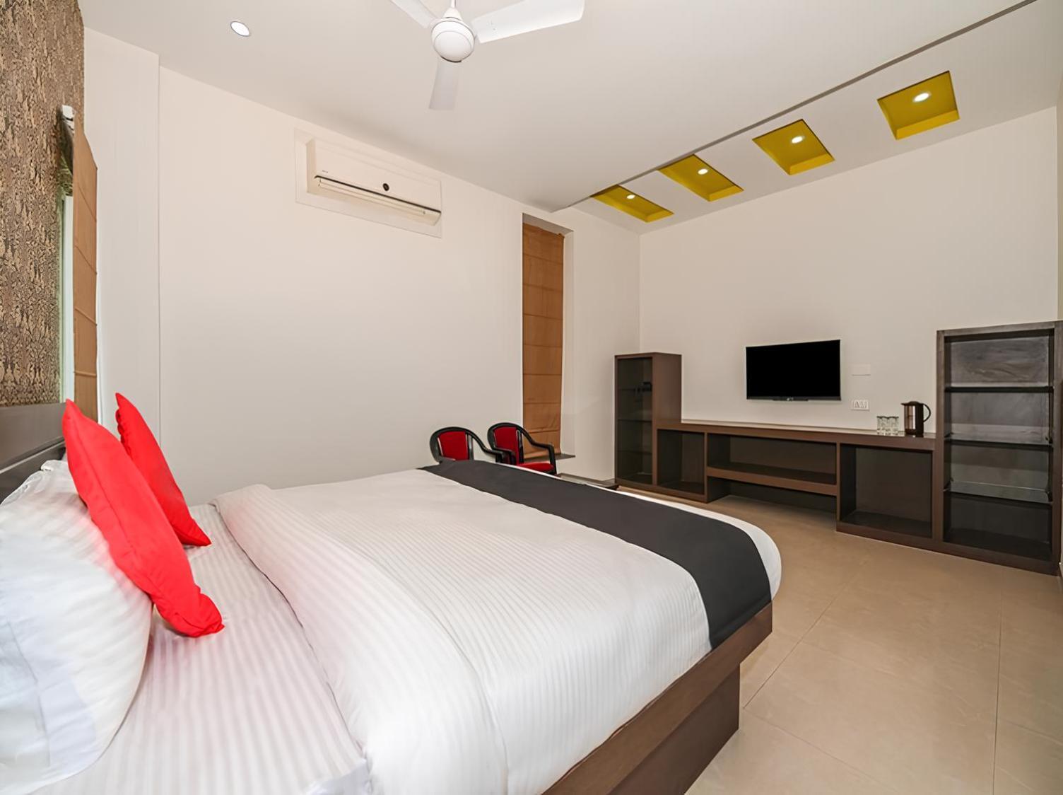 Club 7 Resort And Banquets Барейли Екстериор снимка